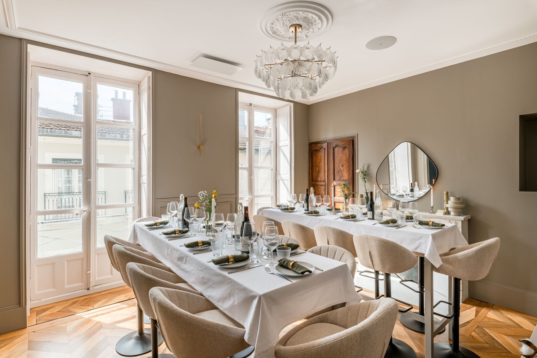 Salle de réunion en U avec lumière naturelle et décoration moderne