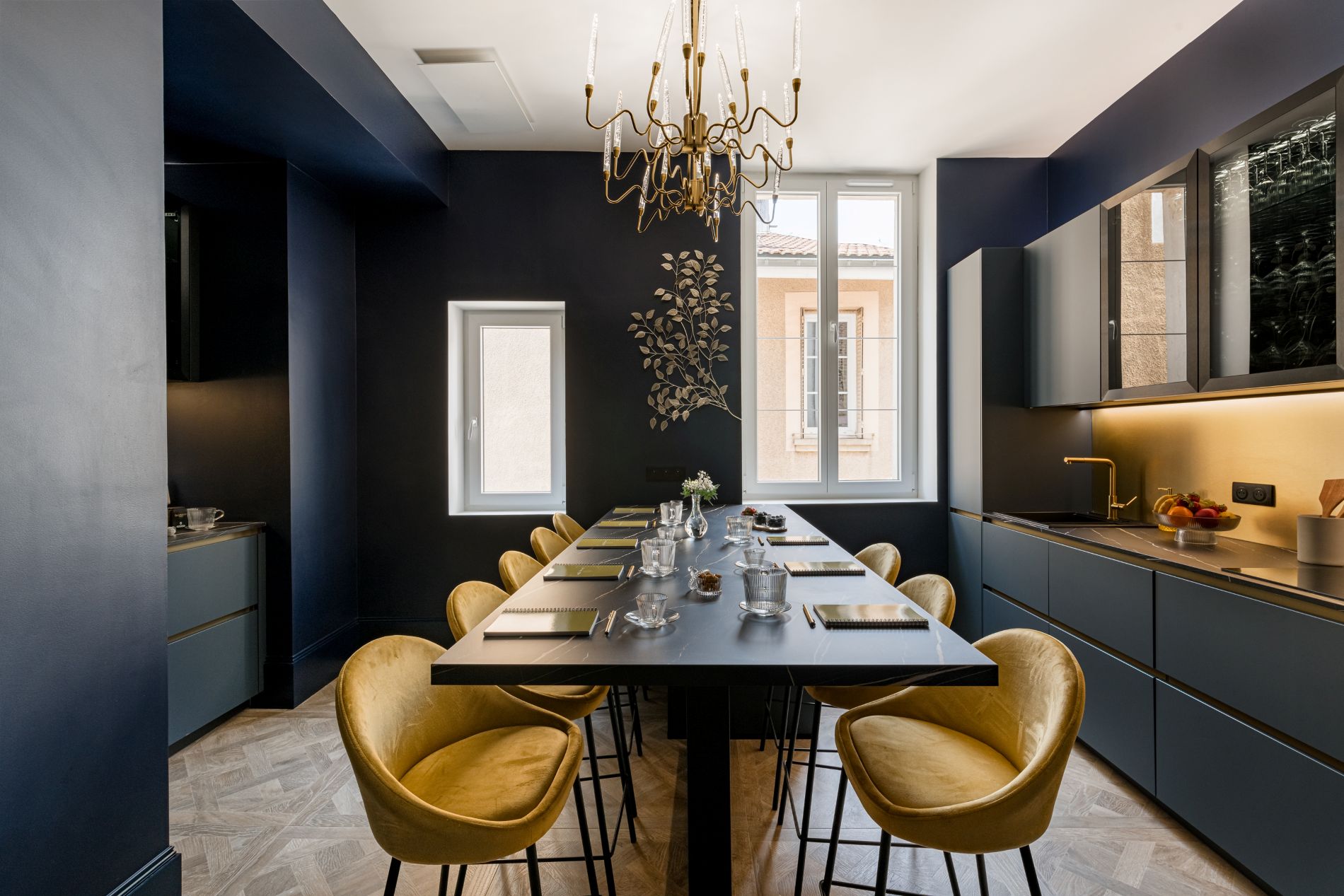 Salon élégant avec table ronde et fauteuils jaunes pour réunion