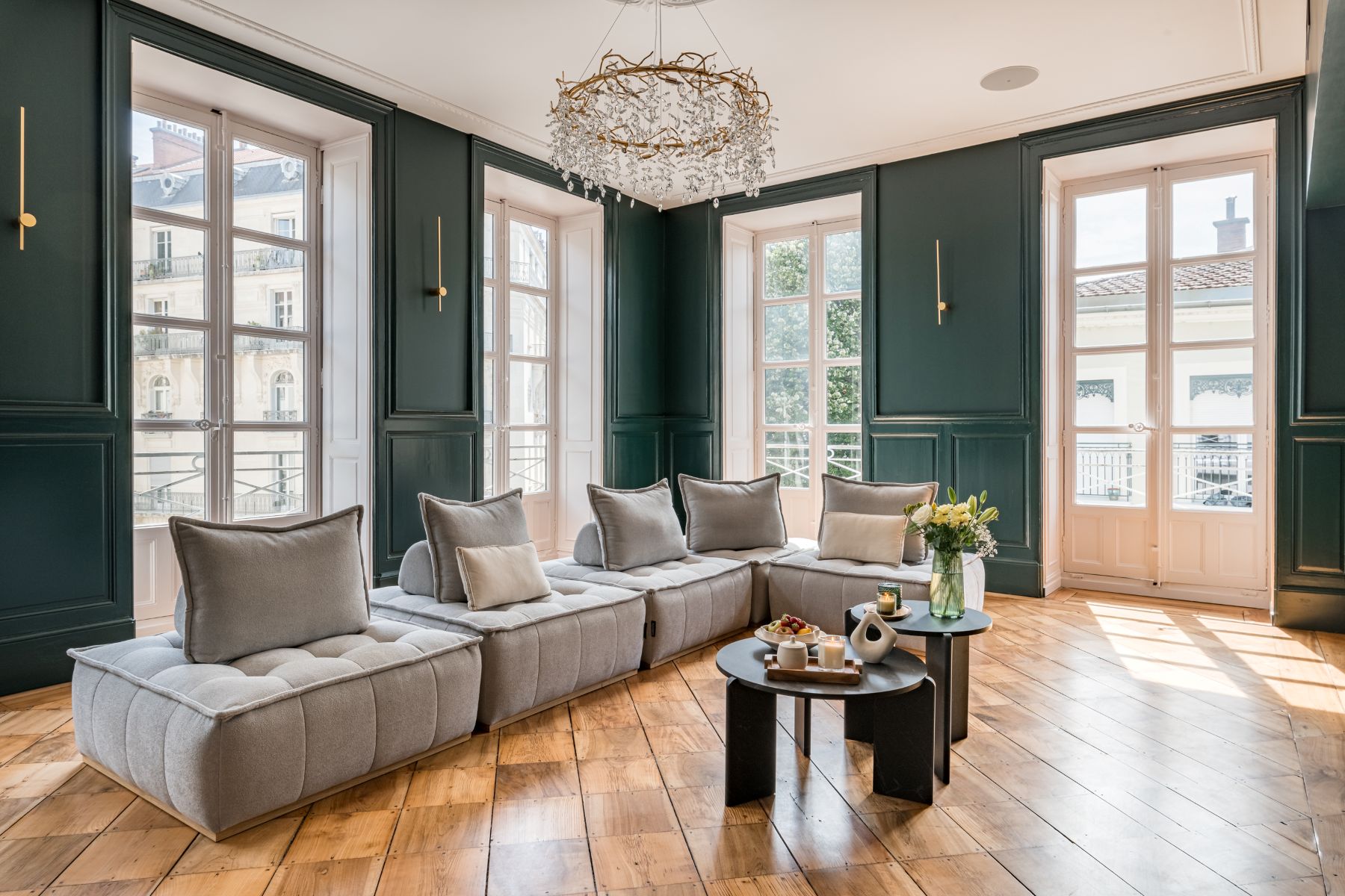 Salon cosy avec fauteuils et canapés pour réunions informelles