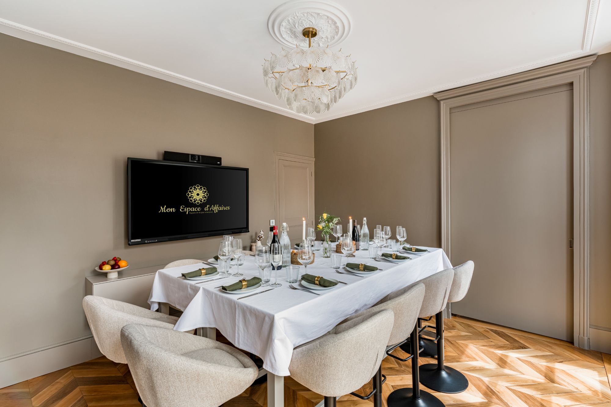 Espace clair et fonctionnel pour réunions professionnelles.