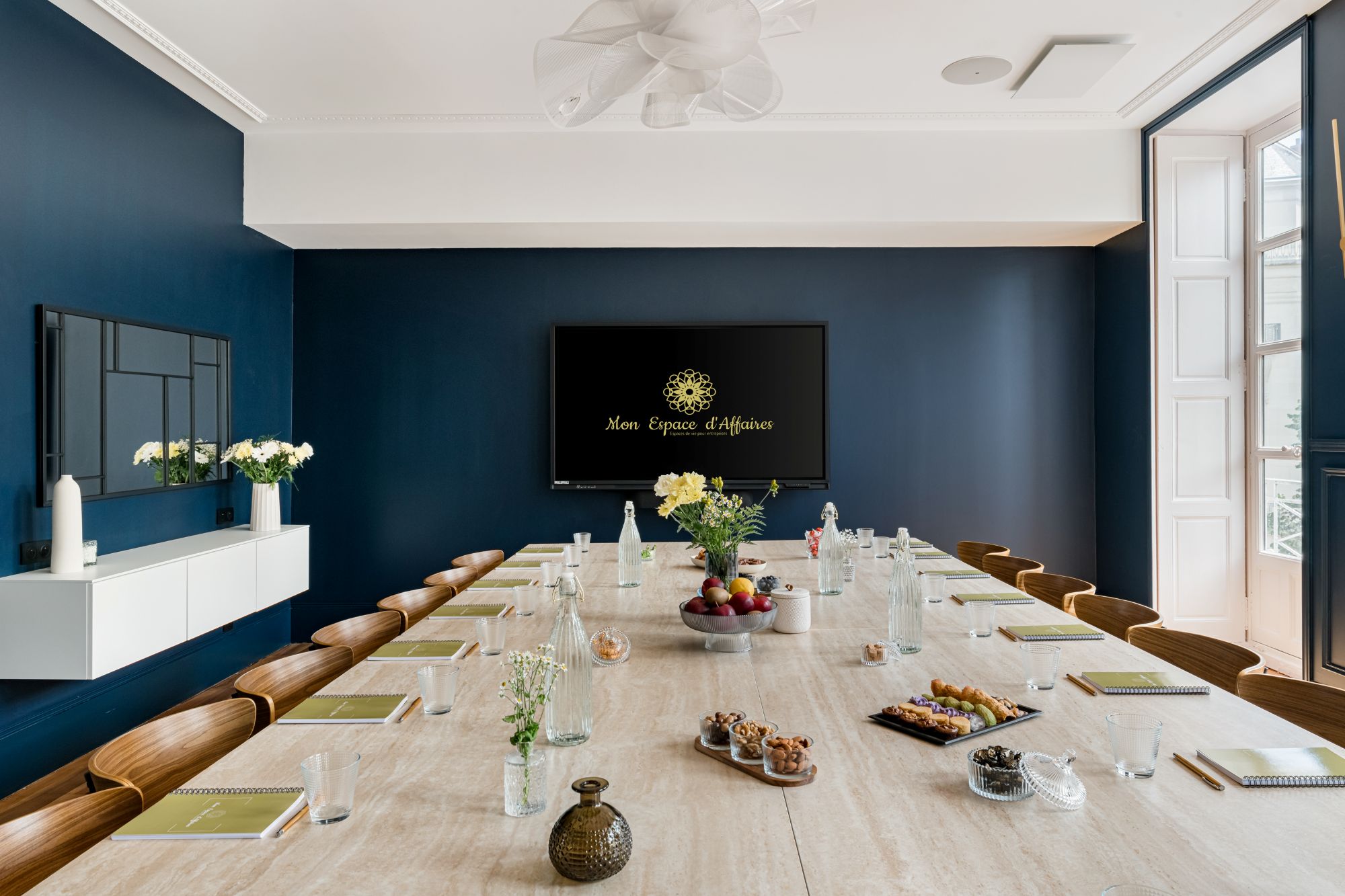 Salle dans un décor beige lumineux