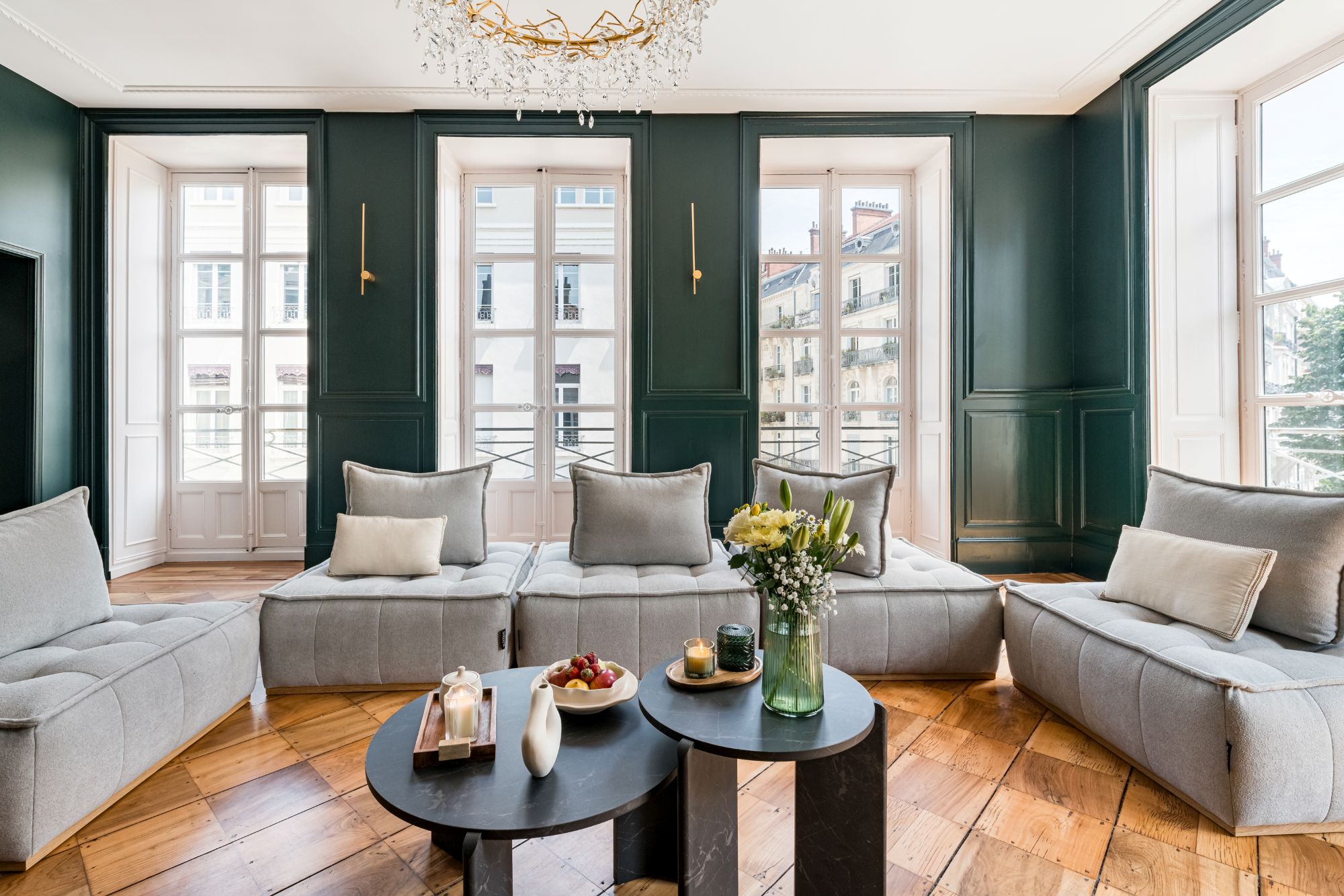 Salon bleu chic avec canapés et tables basses