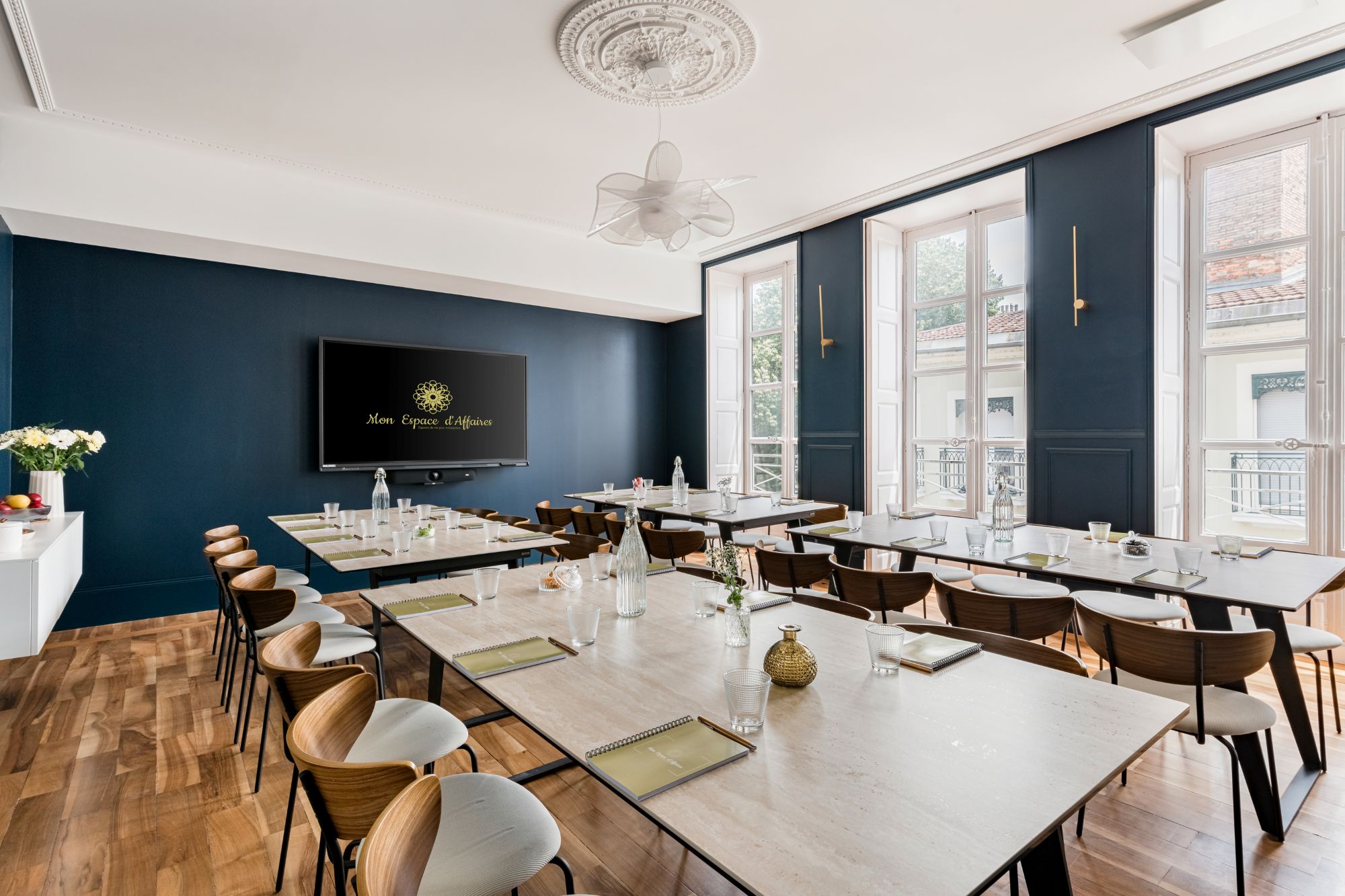 Salle aménagée pour repas d’affaires ou réunion