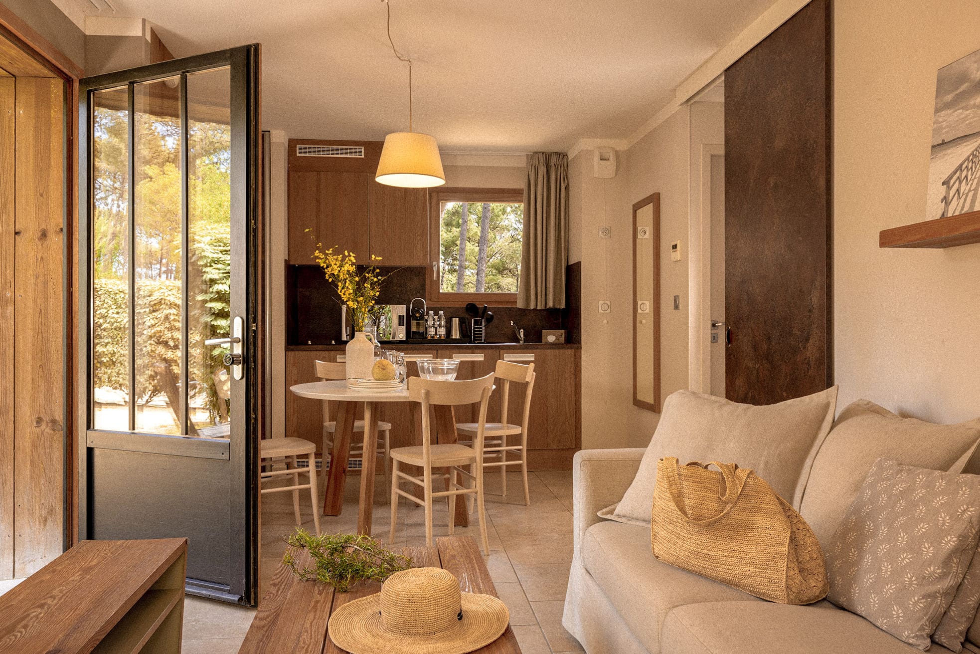 Salon décoré dans un esprit naturel et chaleureux au Domaine du Ferret