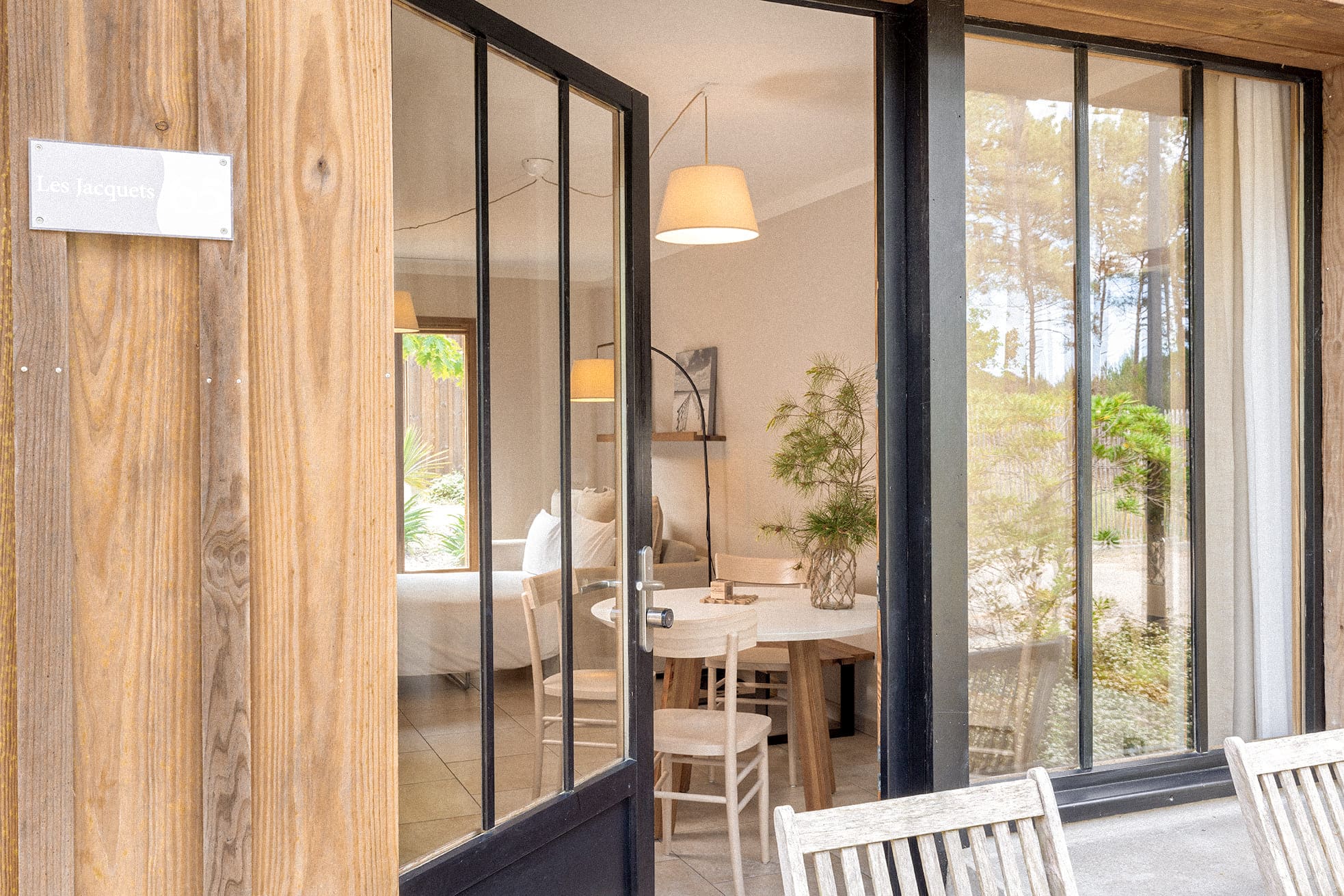 Salle à manger claire avec décoration boisée au Domaine du Ferret