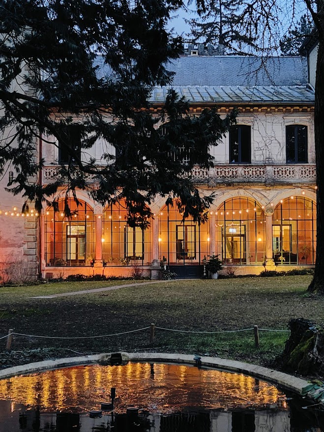 Château de Fortis éclairé en soirée