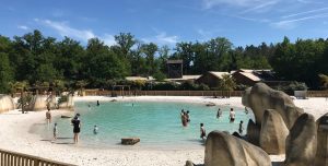 Une plage de sable blanc et un lagon pour se détendre.