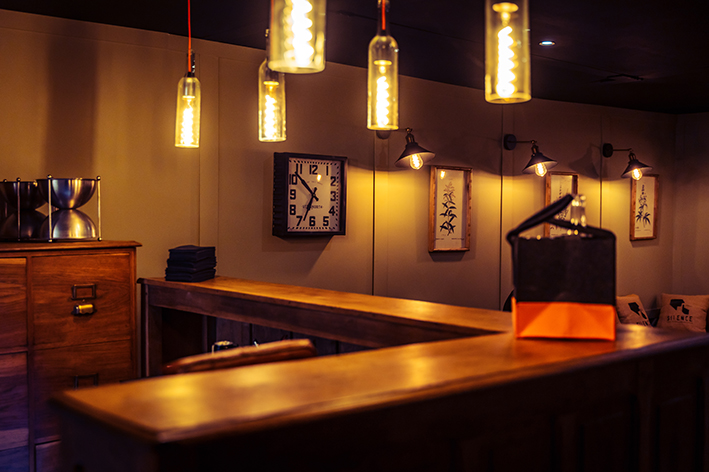 Bar design et ambiance tamisée – Les Larmes du Soleil