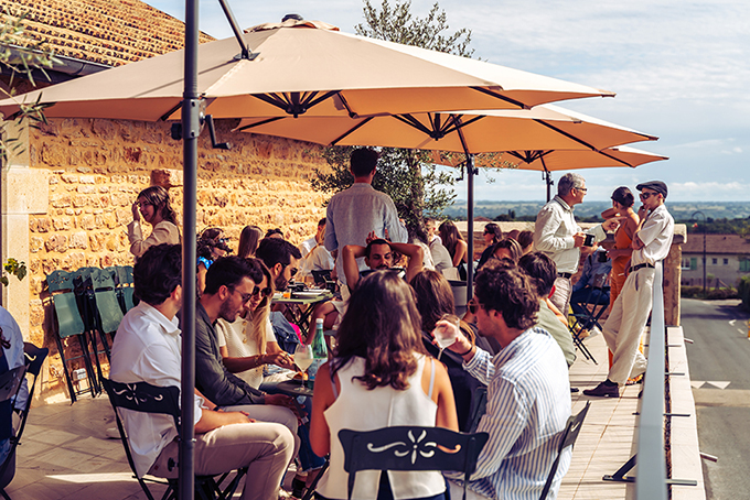 Terrasse extérieure ensoleillée – Les Larmes du Soleil