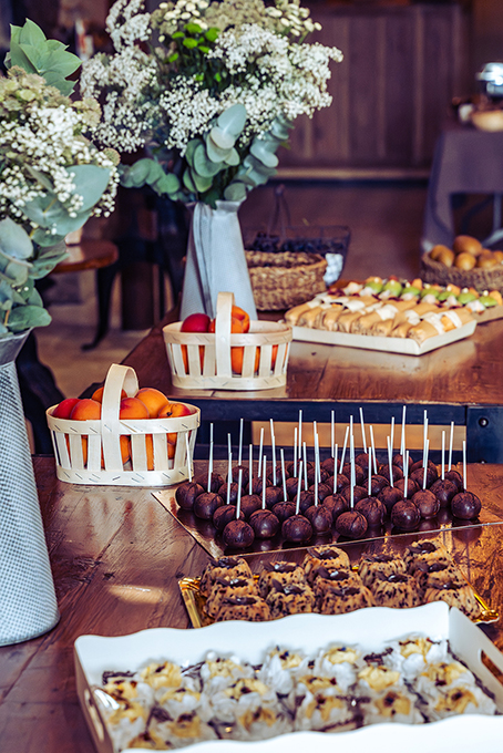 Buffet gourmand avec fruits et bouchées apéritives – Les Larmes du Soleil