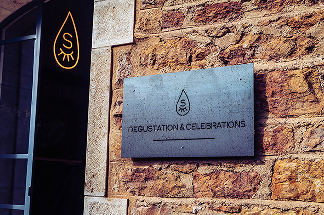 Plaque extérieure Dégustation & Célébrations – Les Larmes du Soleil