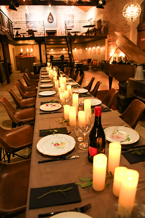 Table dressée pour un dîner – Les Larmes du Soleil