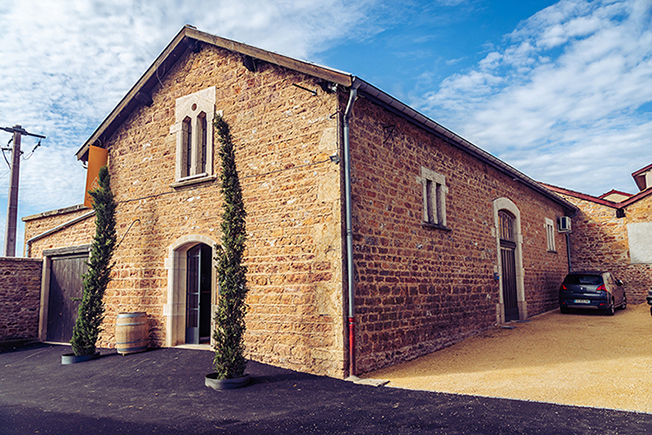 Façade extérieure en pierre dorée – Les Larmes du Soleil