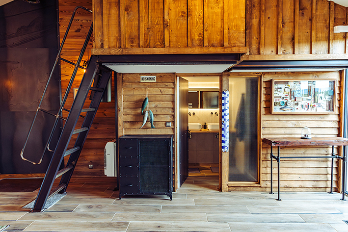 Espace kitchenette et salon au domaine Les Larmes du Soleil