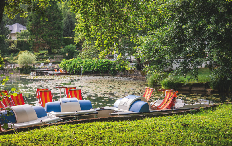 Pontons et pédalos colorés sur le lac des Lodges du Lac