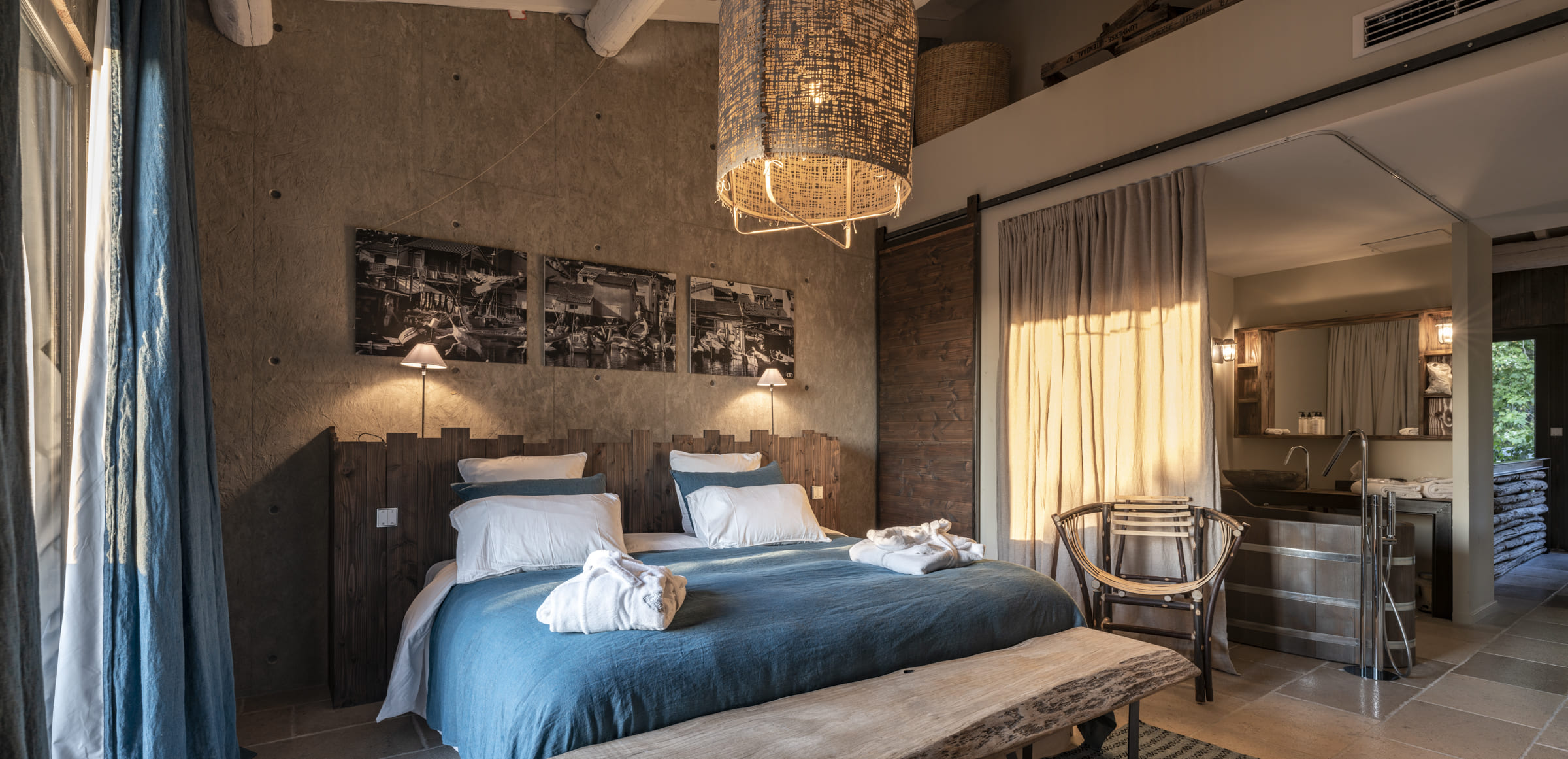 Chambre de l’hôtel Domaine Tarbouriech au design naturel et apaisant.