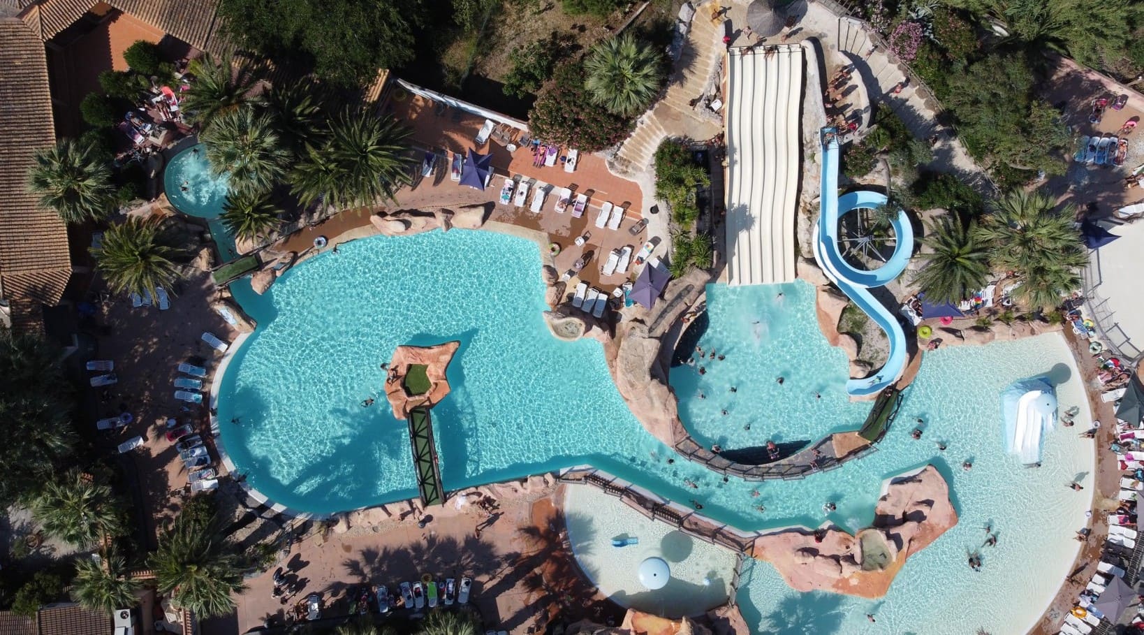 Vue aérienne des piscines et lagons de Pirates World Village Club au Cap d’Agde