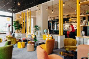 Bar et espace restauration au Plan B Living Saint-Gervais