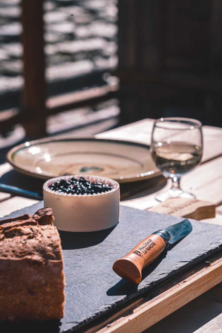 Petit-déjeuner sur table en bois au Refuge du Roc
