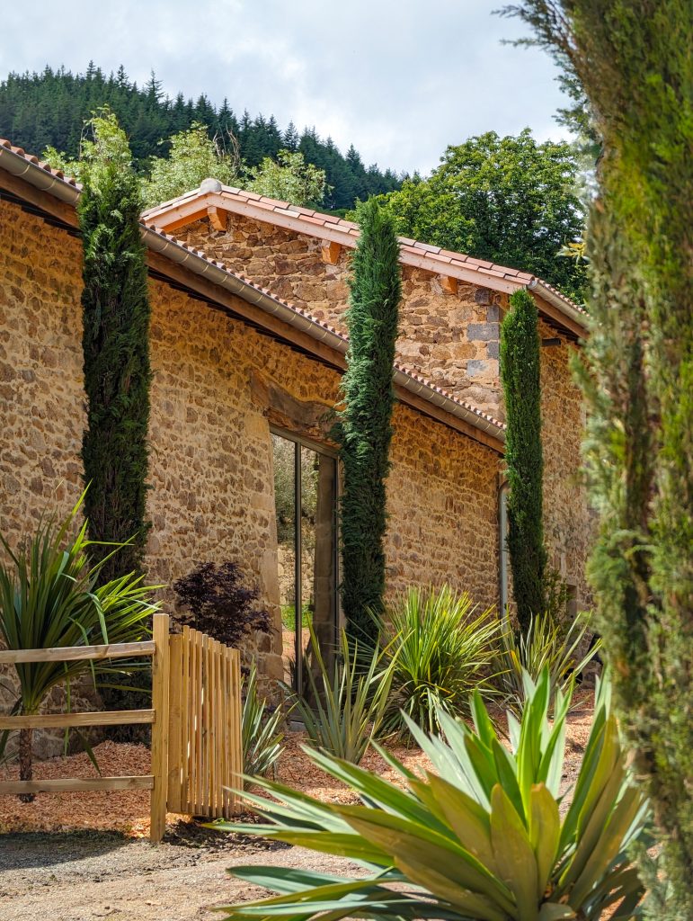 Façade en pierre du Chateau de Villars
