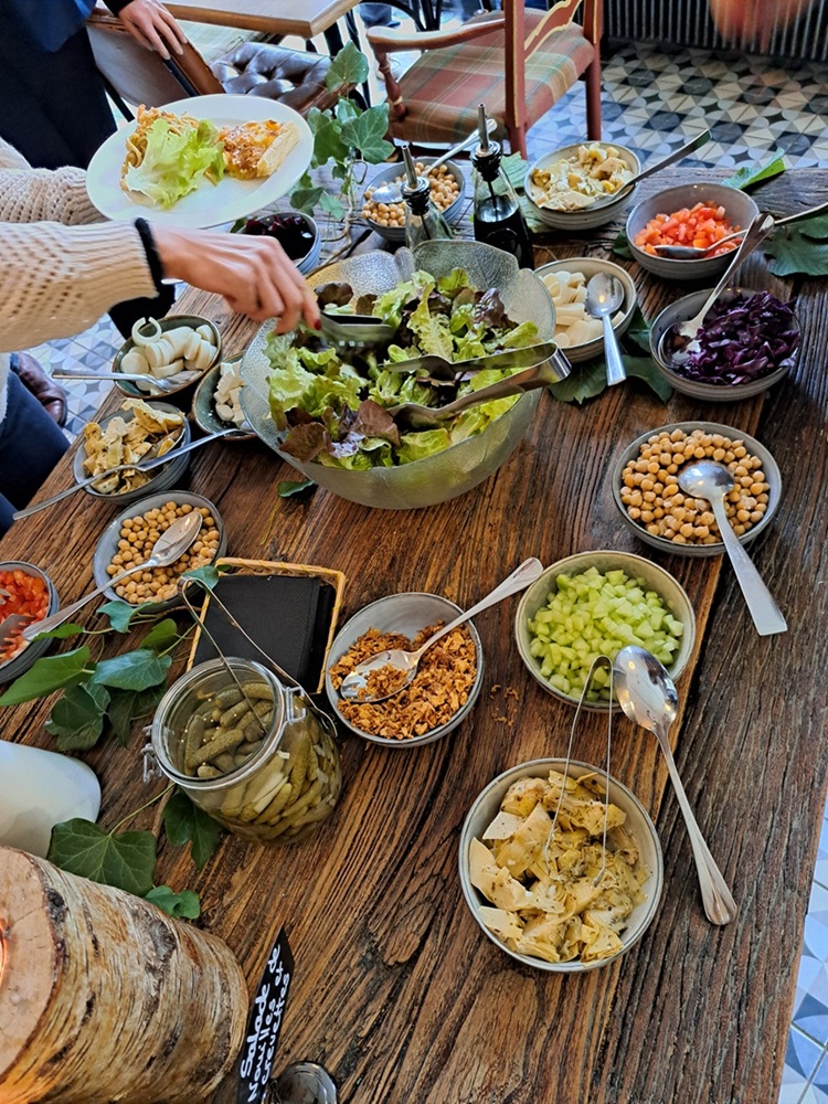 Buffet de salades au Domaine des Barrenques