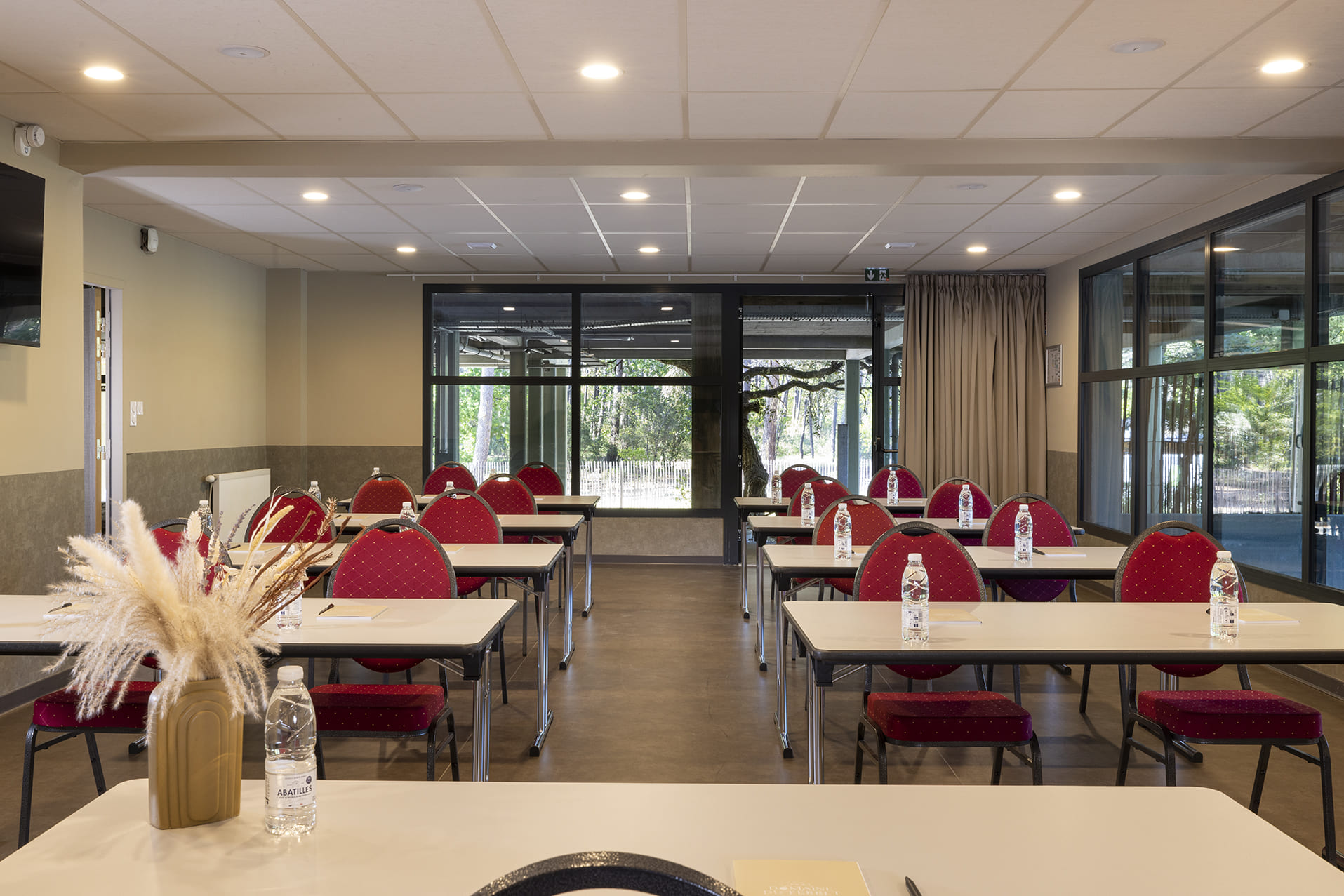 Salle de réunion modulable avec lumière naturelle au Domaine du Ferret