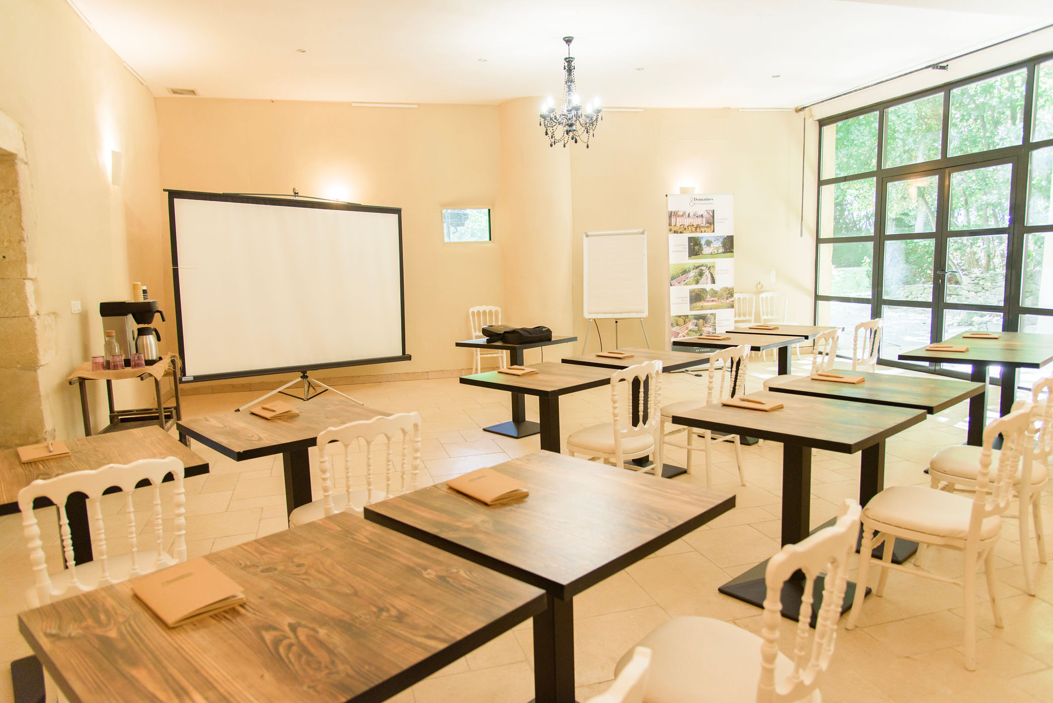 Salle de réunion lumineuse du Domaine des Barrenques
