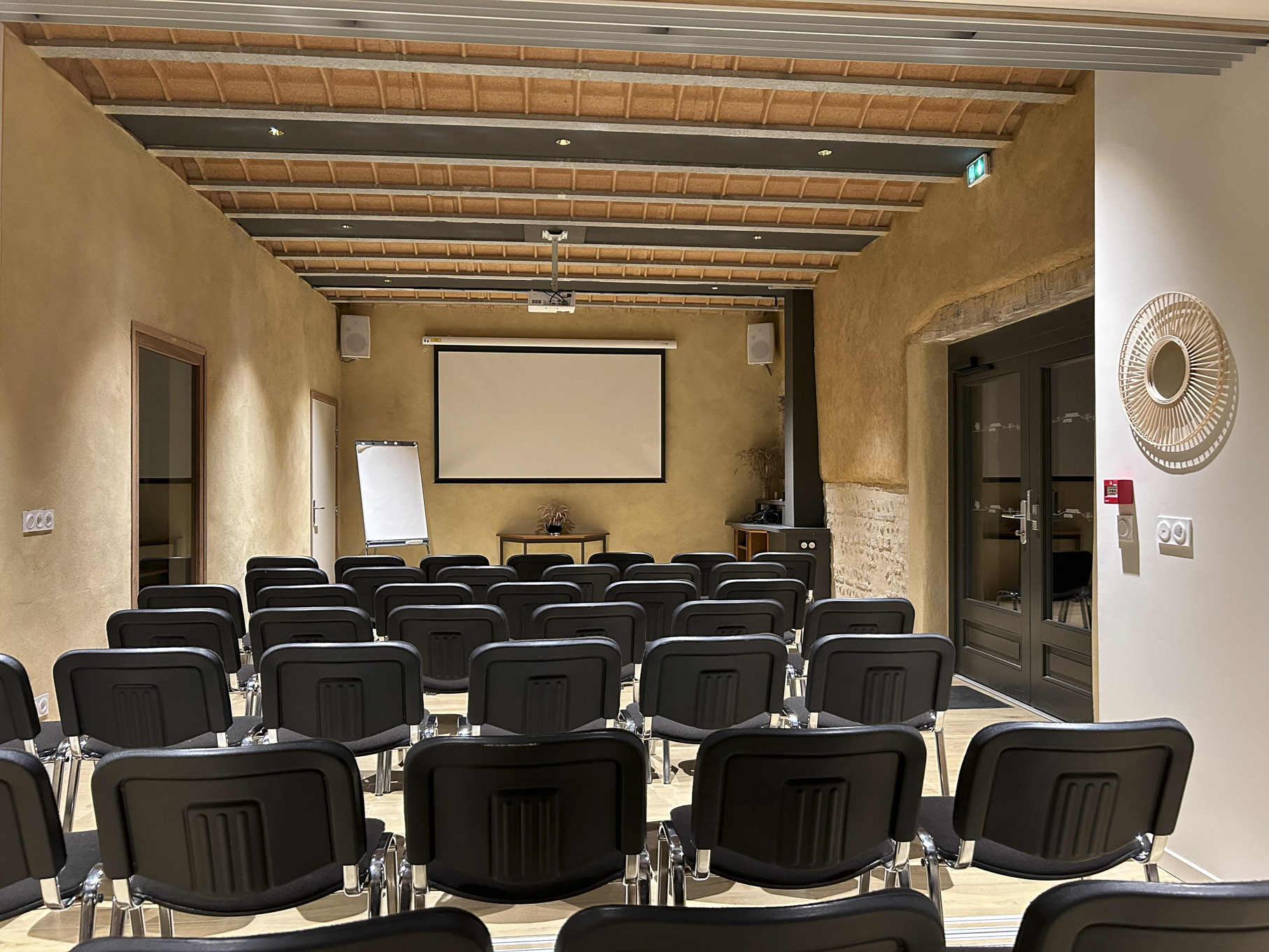 Salle de séminaire en configuration théâtre au Domaine de la Flandrine
