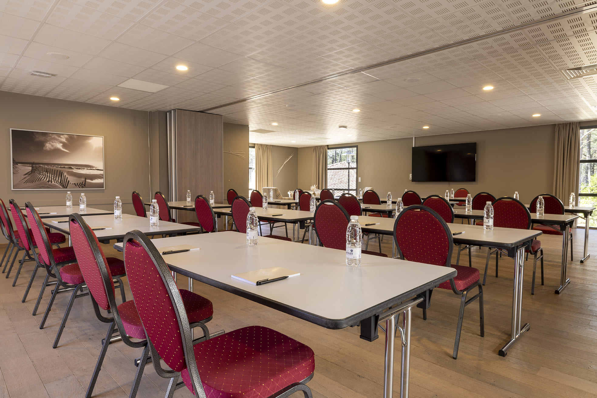 Salle de conférence spacieuse et lumineuse au Domaine du Ferret