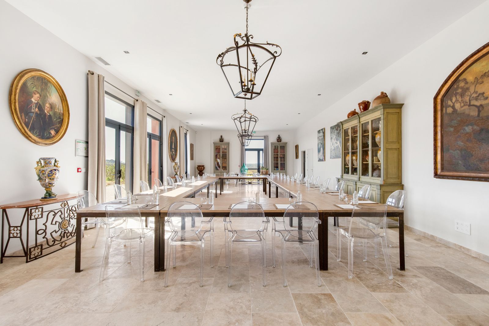 Salle de réunion avec grande table château Hermitage de Combas