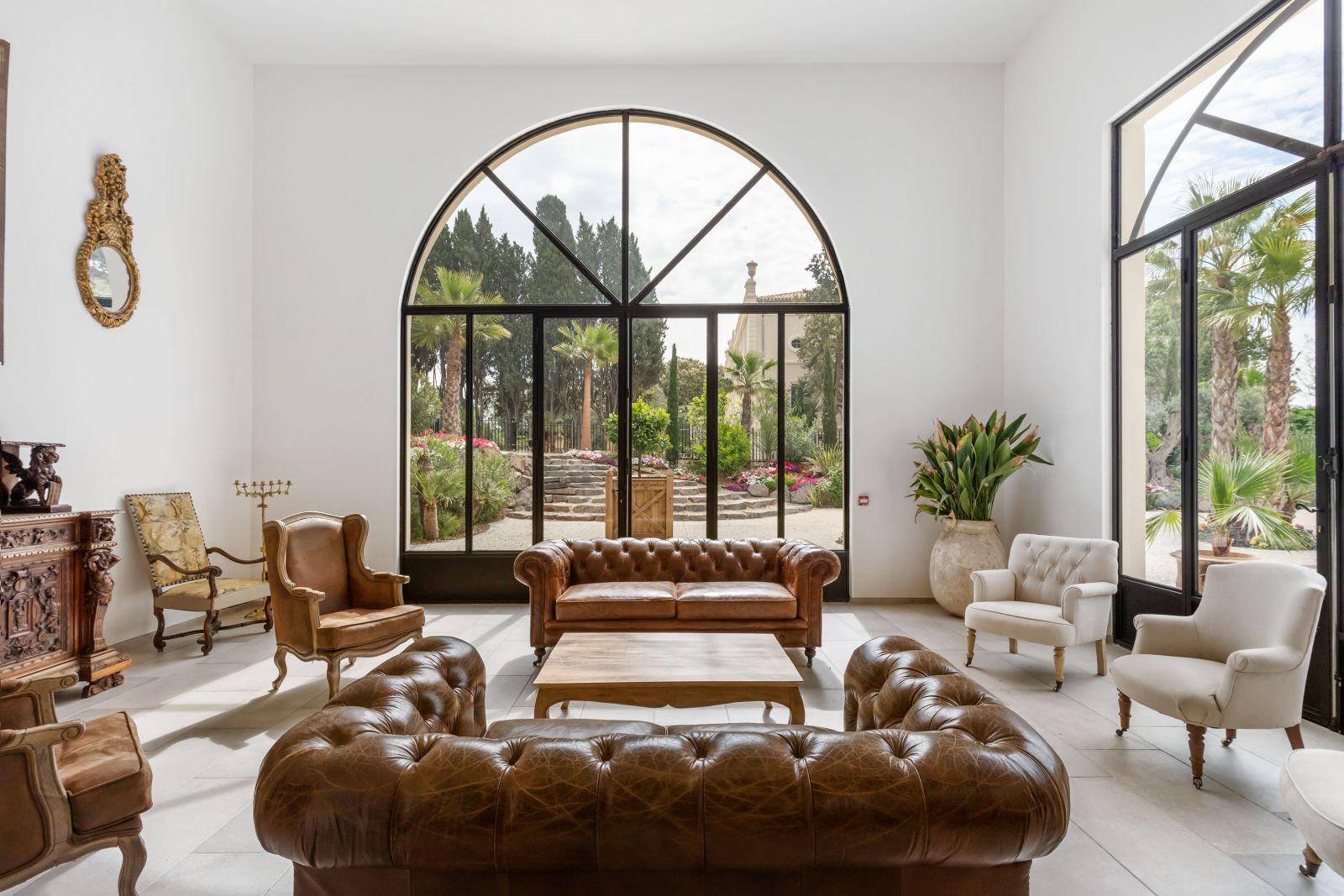 Salon élégant avec grande verrière château Hermitage de Combas