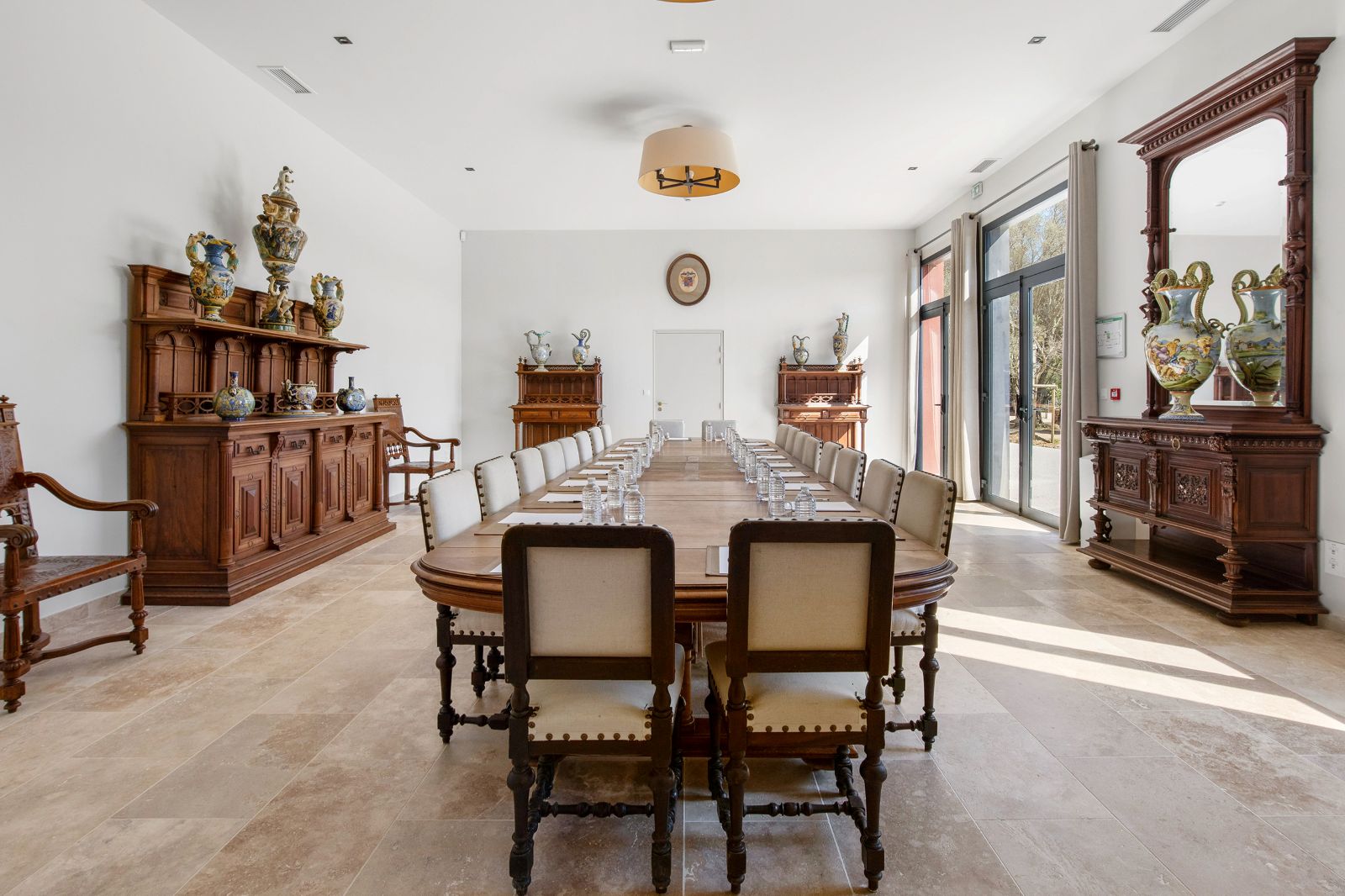 Salle à manger avec mobilier classique château Hermitage de Combas