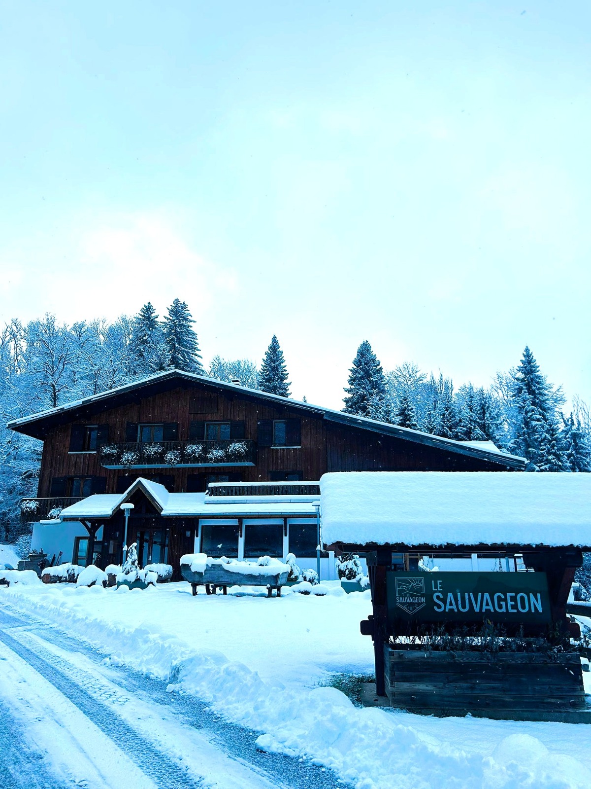 Chalet Le Sauvageon sous la neige en hiver