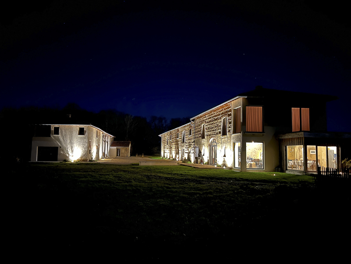 Façade du Domaine de la Flandrine illuminée la nuit