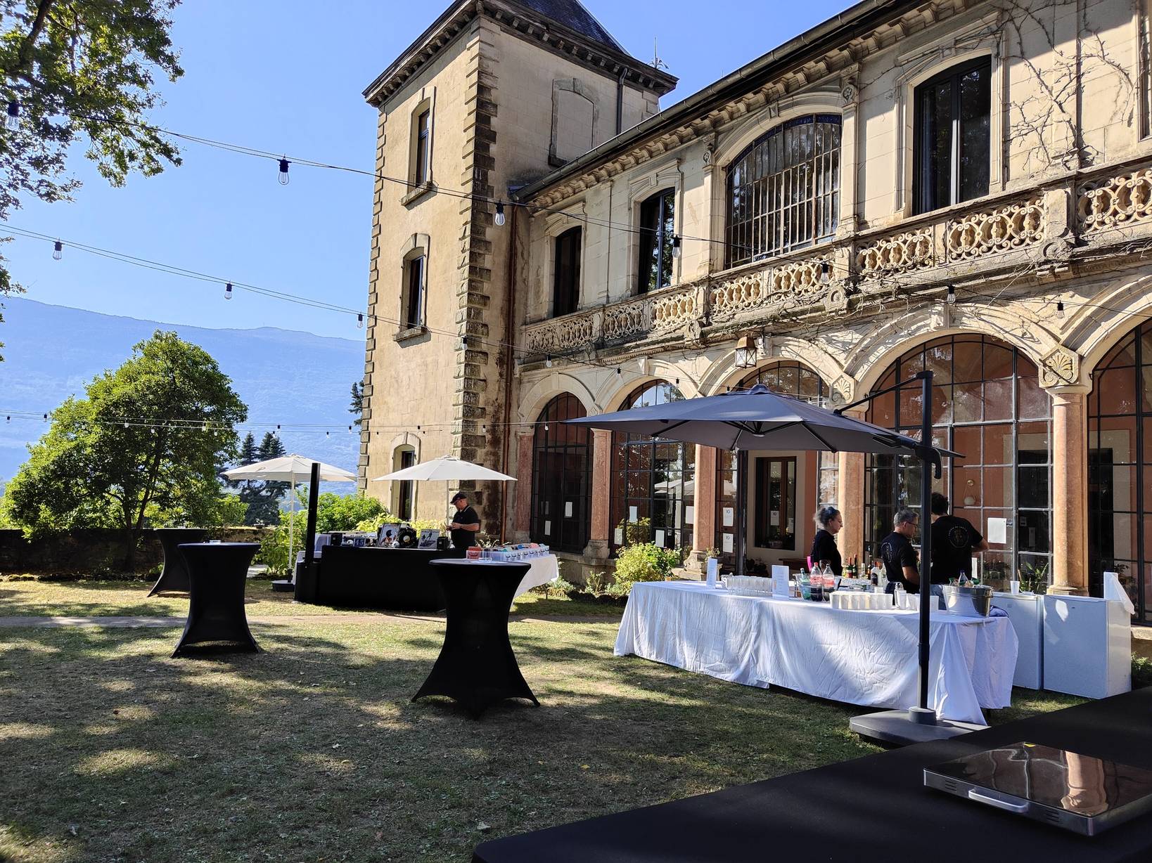 Terrasse du Château de Fortis préparée pour un cocktail d’entreprise