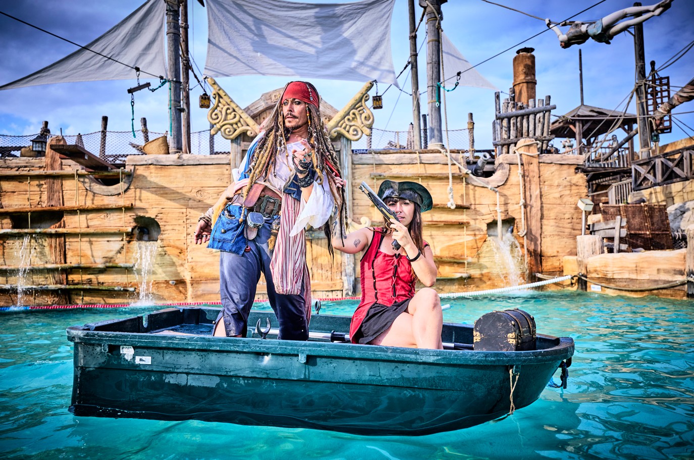 Famille en barque dans l’univers pirate de Pirates World Village Club au Cap d’Agde