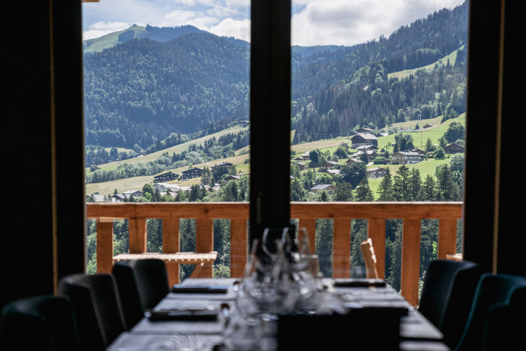 Vue depuis la terrasse sur les montagnes – Le Toi du Monde à Flumet
