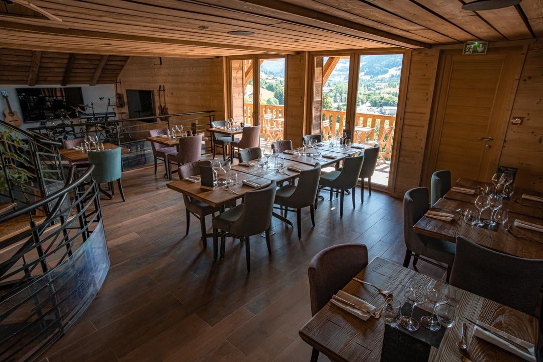 Restaurant en bois avec baies vitrées – Le Toi du Monde à Flumet