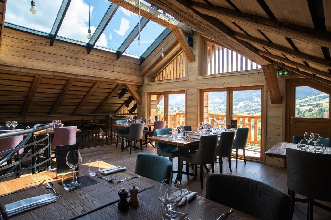 Salle de restaurant avec vue sur les montagnes – Le Toi du Monde à Flumet