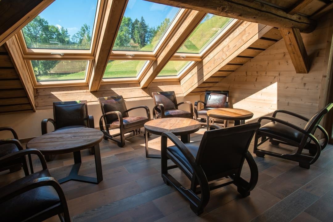 Coin salon sous verrière avec fauteuils – Le Toi du Monde à Flumet