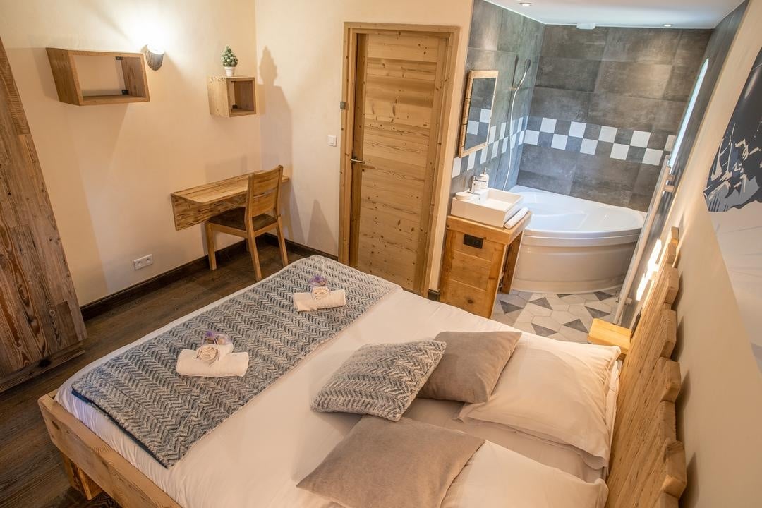 Chambre double avec bain balnéo – Le Toi du Monde à Flumet
