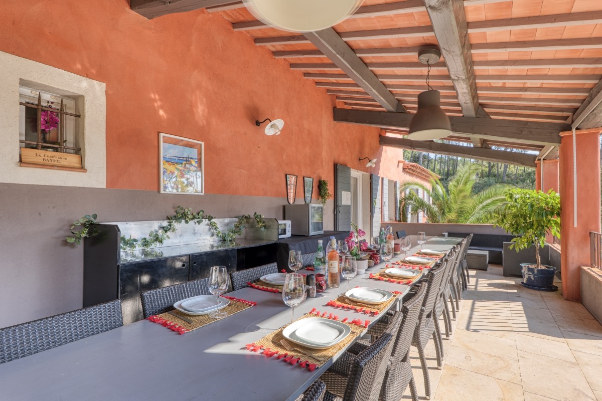 Cuisine et grande table pour les groupes à la Maison du Castellet