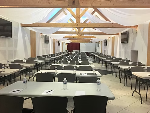 Salle de séminaire du Domaine des Trois Lacs en configuration conférence