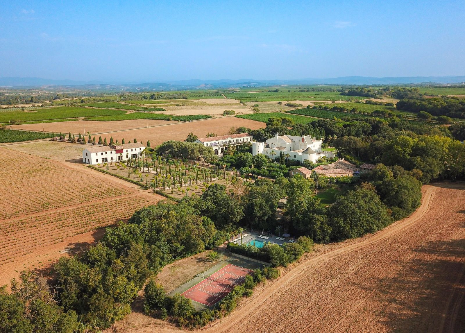 Vue aérienne château Hermitage de Combas domaine et environnement naturel