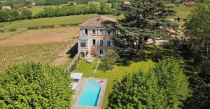 Un domaine entouré de verdure avec piscine pour allier travail et détente.