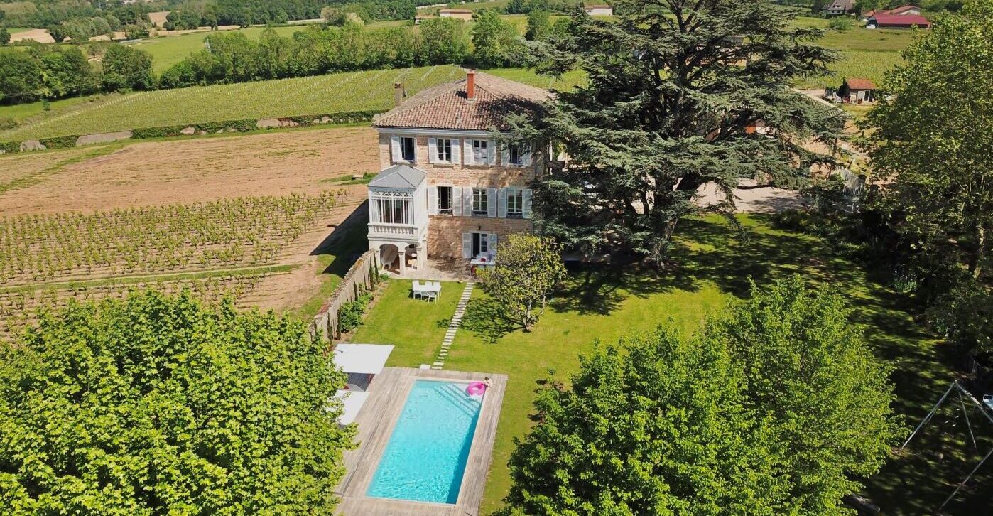 Vue aérienne de Maison Laéticia avec piscine