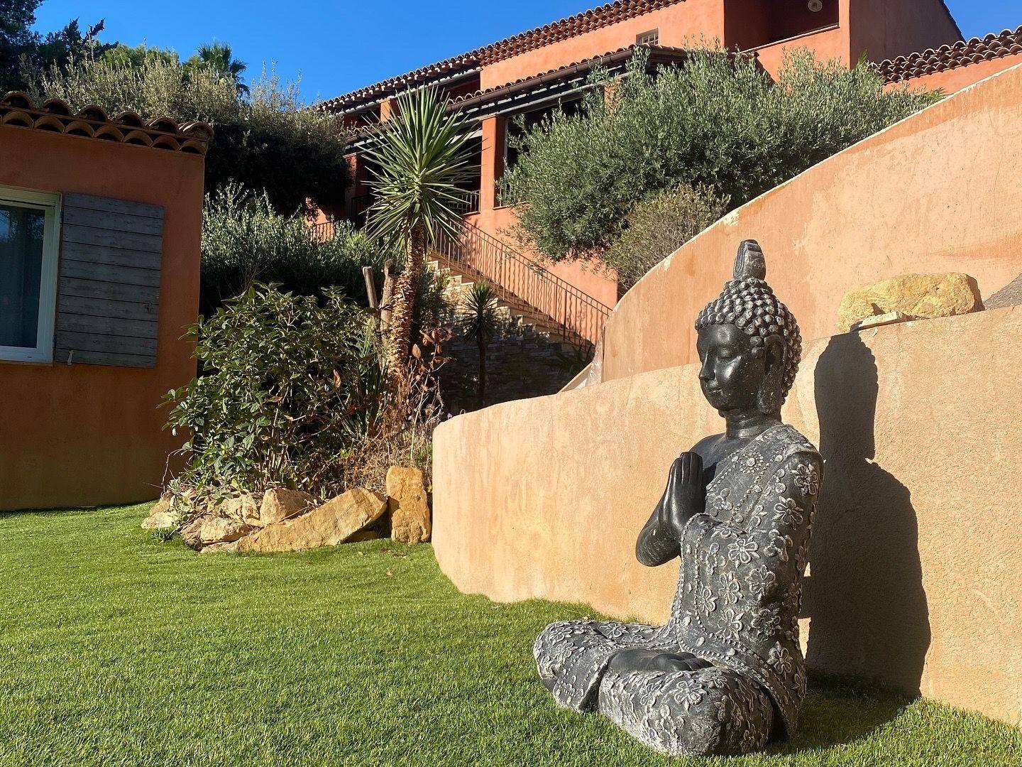 Jardin arboré de la Maison du Castellet en Provence