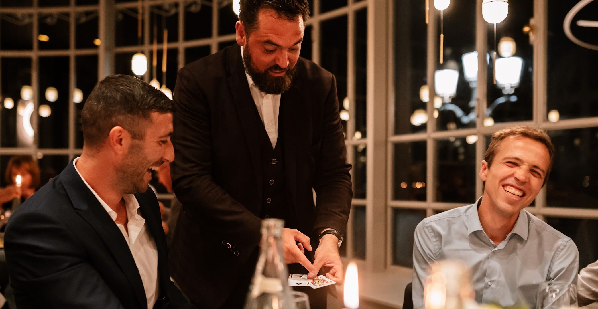 magicien close-up lors d’un dîner entreprise