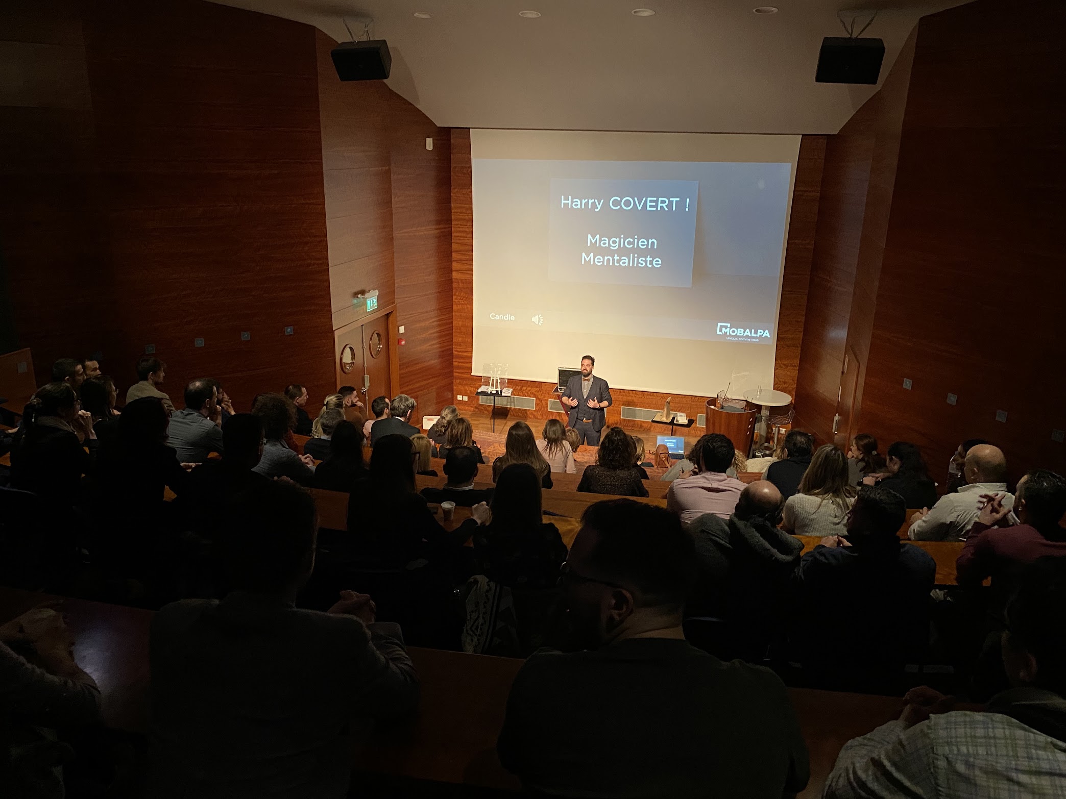 magicien devant public conférence