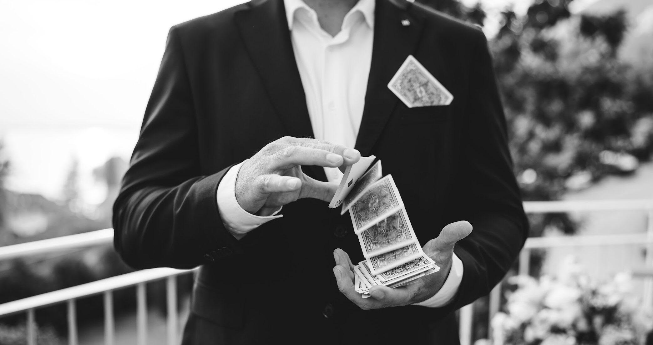 magicien cartes close-up noir blanc